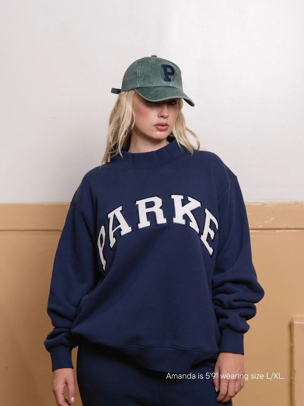 Women's oversized sweatshirt with mock neck, long sleeves and varsity lettering
