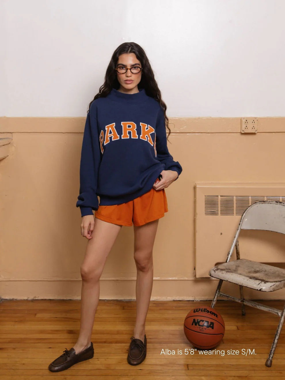 Women's oversized sweatshirt with mock neck, long sleeves and varsity lettering