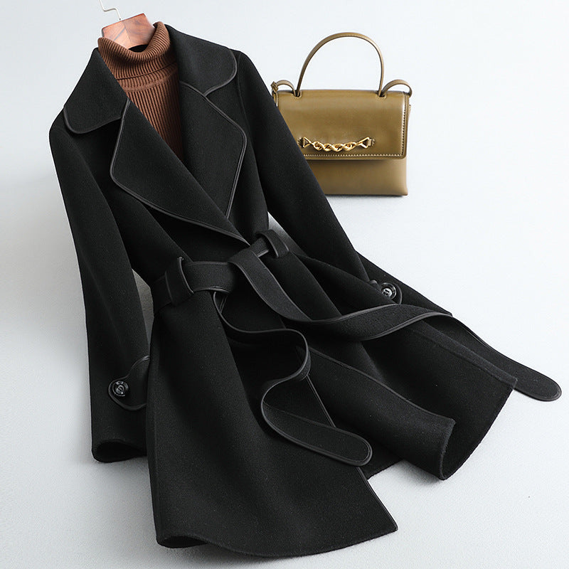 Women's long-sleeved belted trench coat with contrast piping and buttoned cuffs