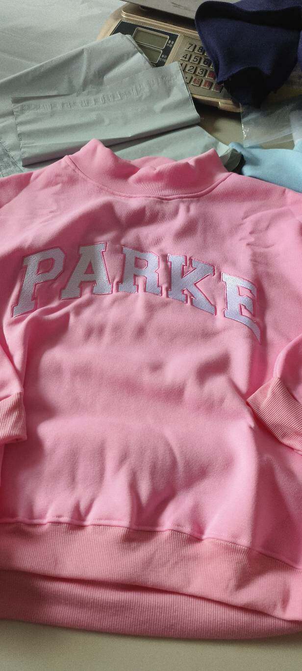 Women's oversized sweatshirt with mock neck, long sleeves and varsity lettering
