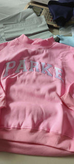 Women's oversized sweatshirt with mock neck, long sleeves and varsity lettering