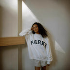 Women's oversized sweatshirt with mock neck, long sleeves and varsity lettering