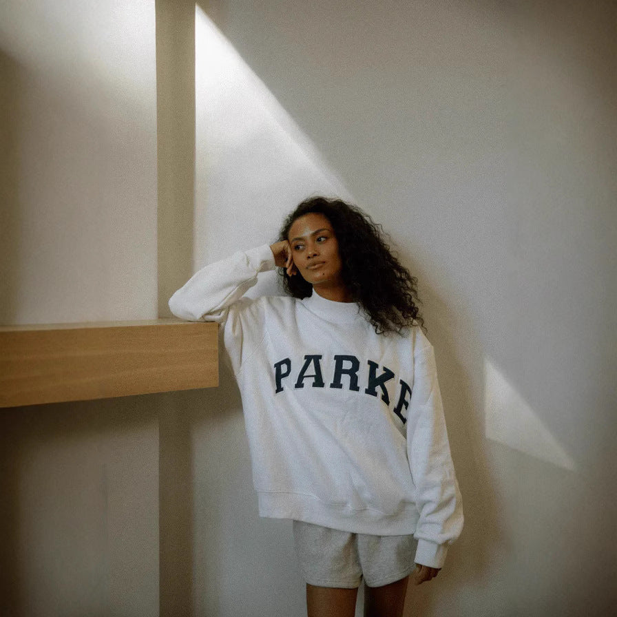 Women's oversized sweatshirt with mock neck, long sleeves and varsity lettering