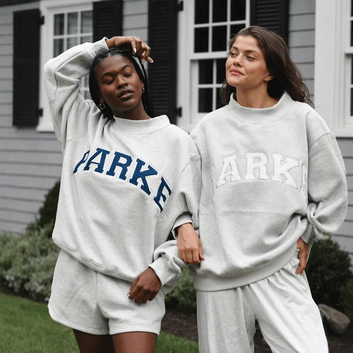 Women's oversized sweatshirt with mock neck, long sleeves and varsity lettering