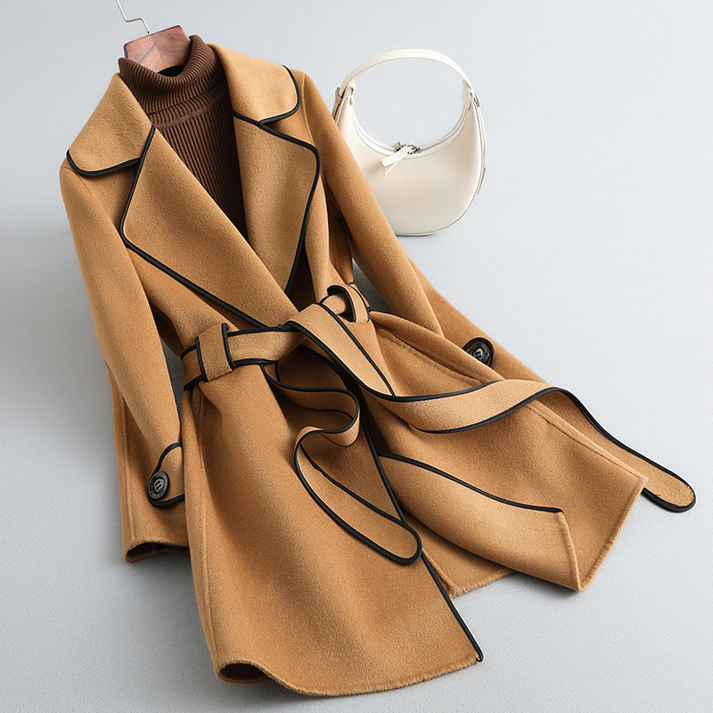 Women's long-sleeved belted trench coat with contrast piping and buttoned cuffs