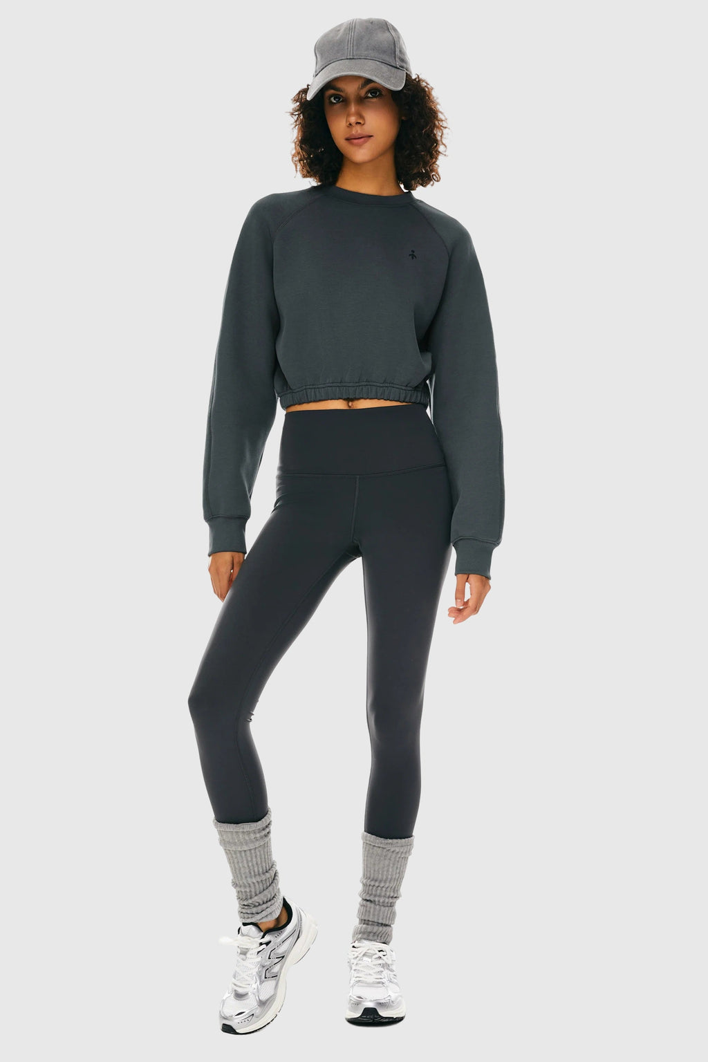 Women's cropped oversized crew neck sweatshirt with long raglan sleeves