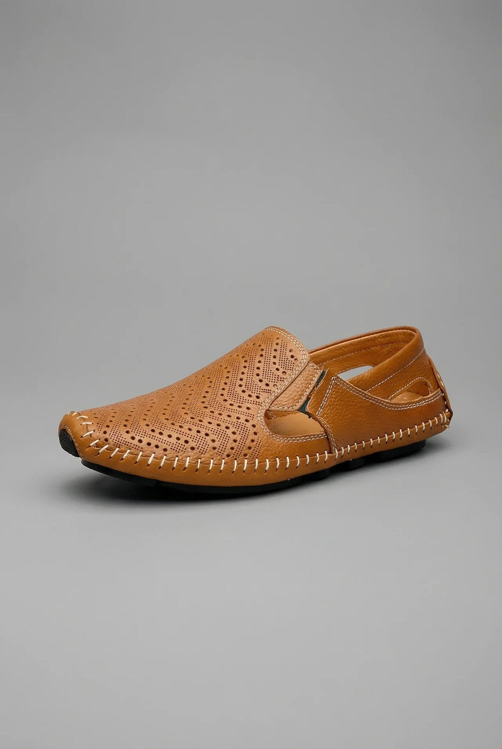 Men's perforated slip-on loafers with round toes, flat soles and contrast stitching