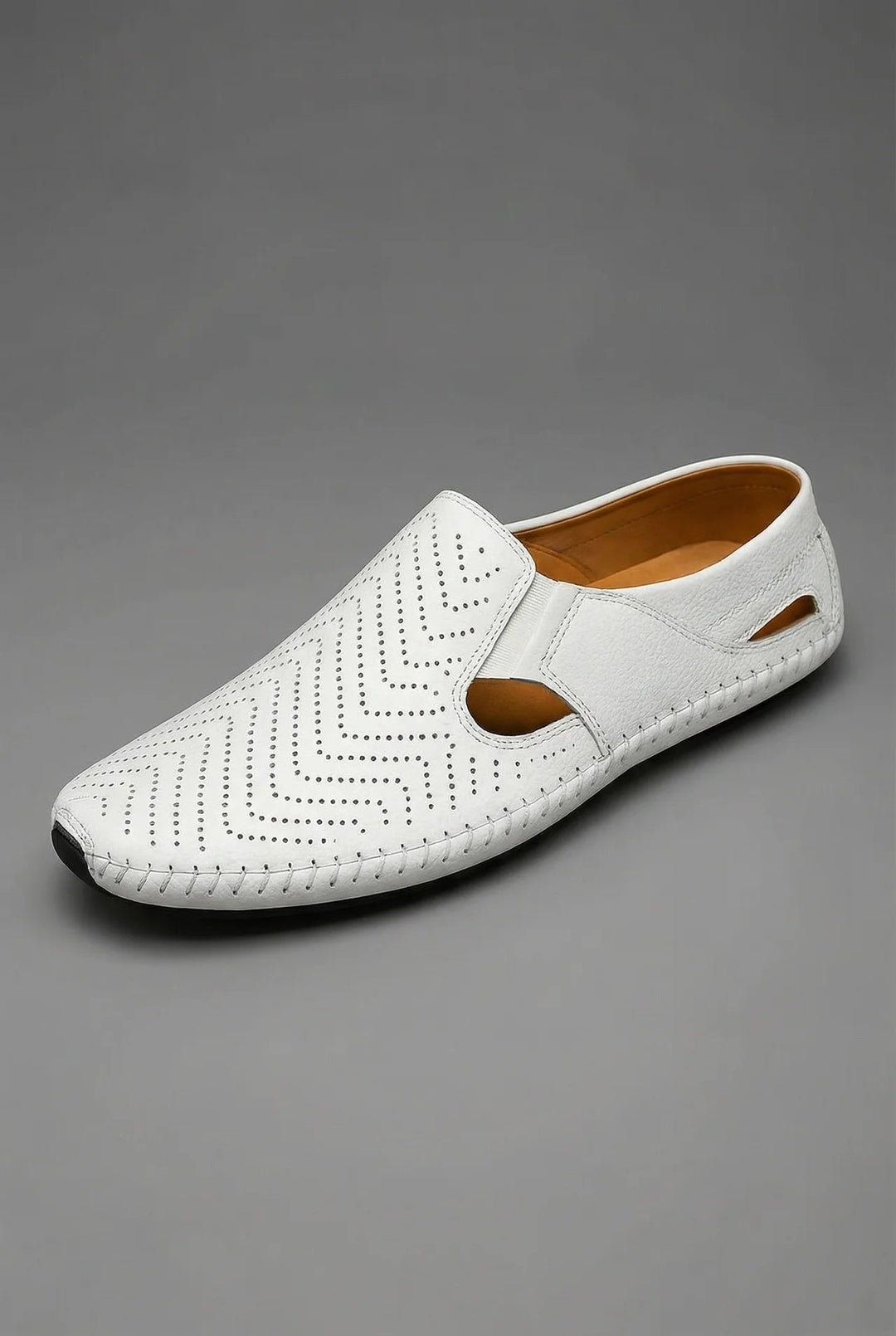 Men's perforated slip-on loafers with round toes, flat soles and contrast stitching