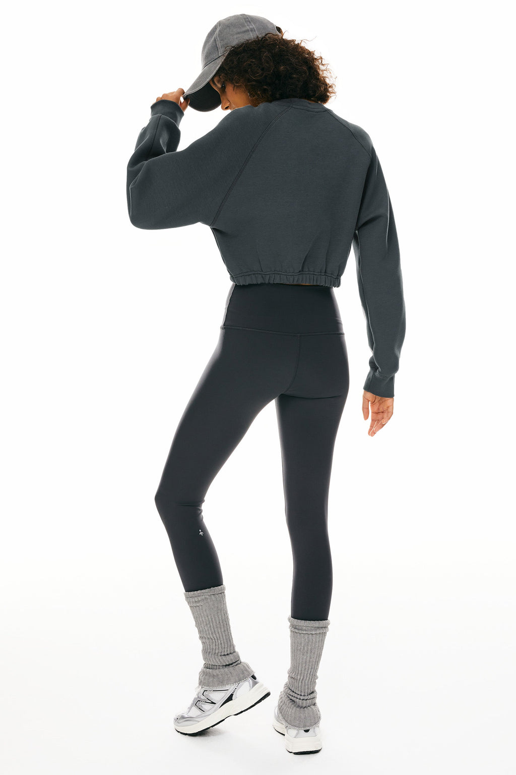 Women's cropped oversized crew neck sweatshirt with long raglan sleeves