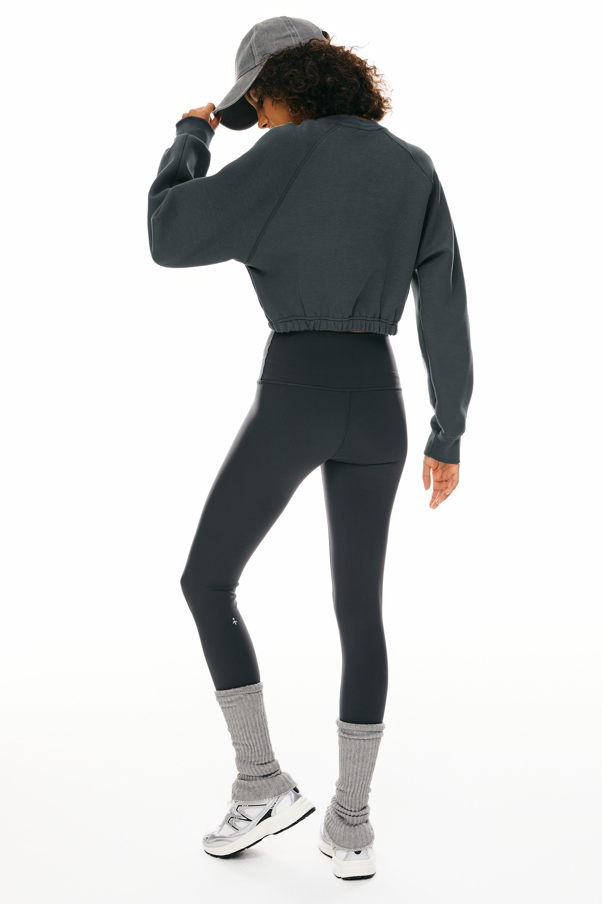 Women's cropped oversized crew neck sweatshirt with long raglan sleeves