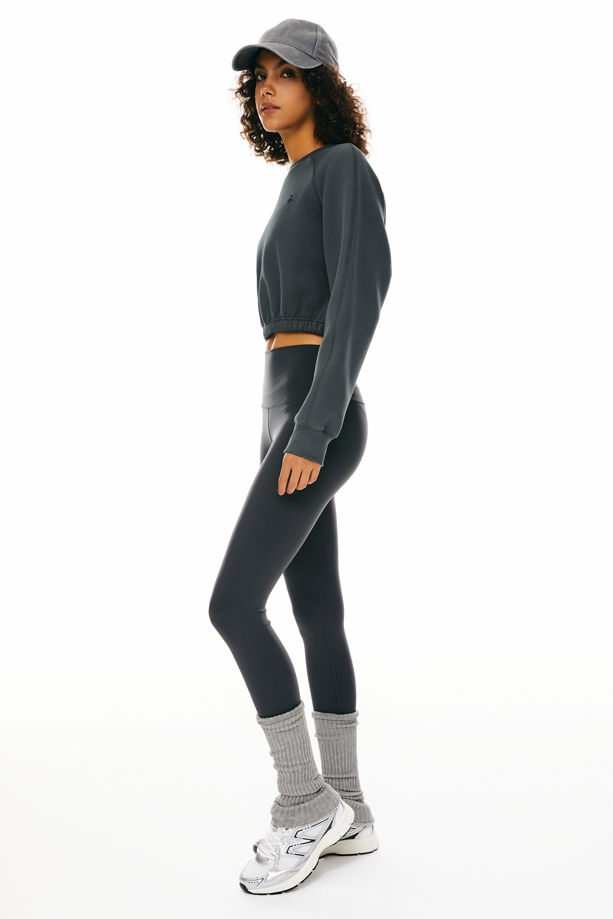 Women's cropped oversized crew neck sweatshirt with long raglan sleeves