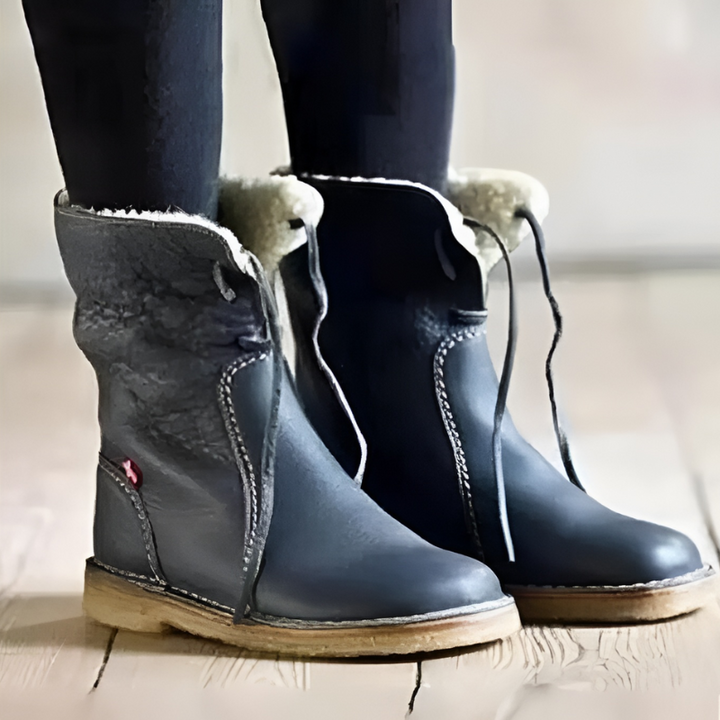 Women's fur lined lace-up winter boots
