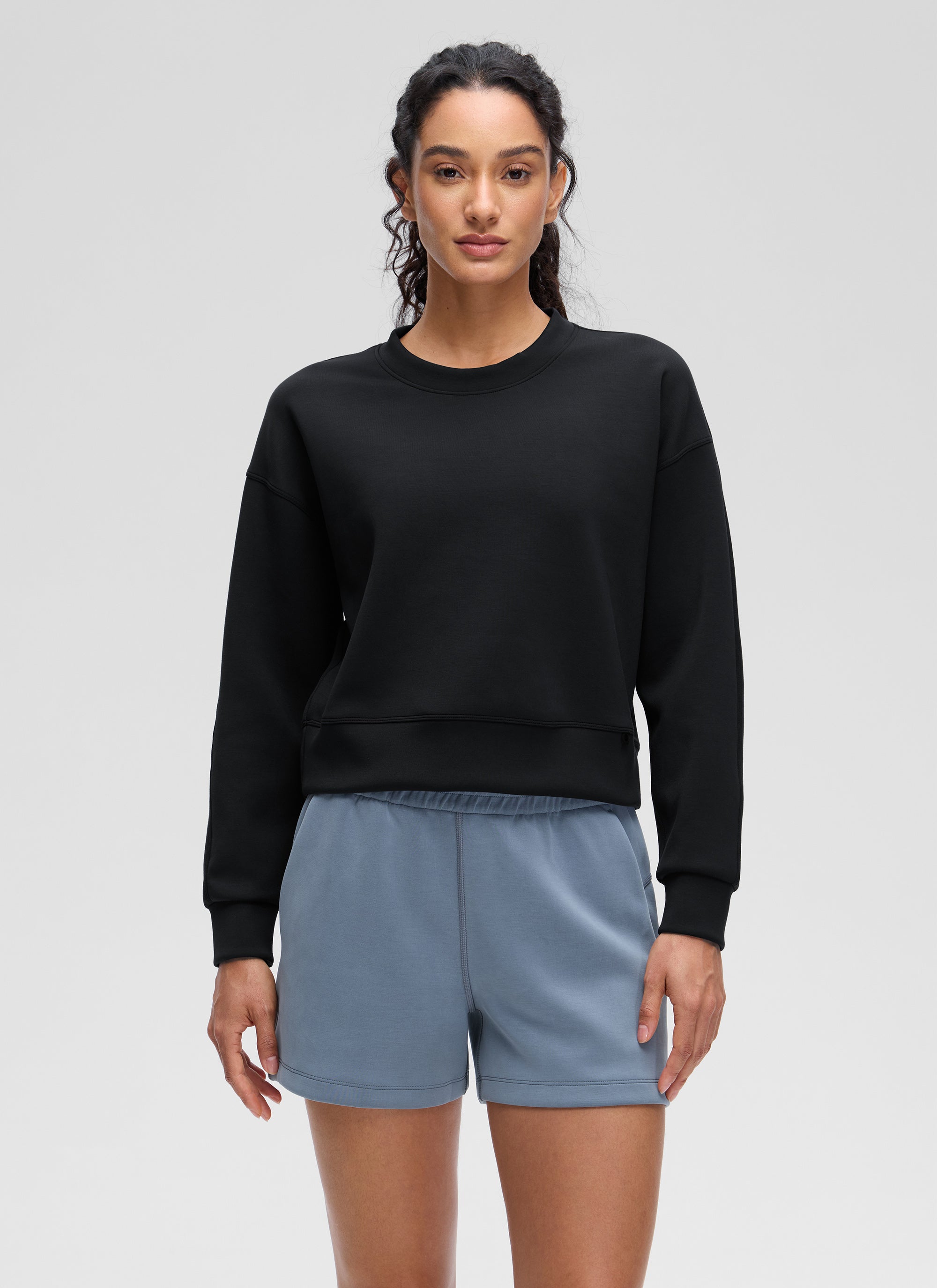 Women's plain crewneck sweatshirt with long sleeves and ribbed trims