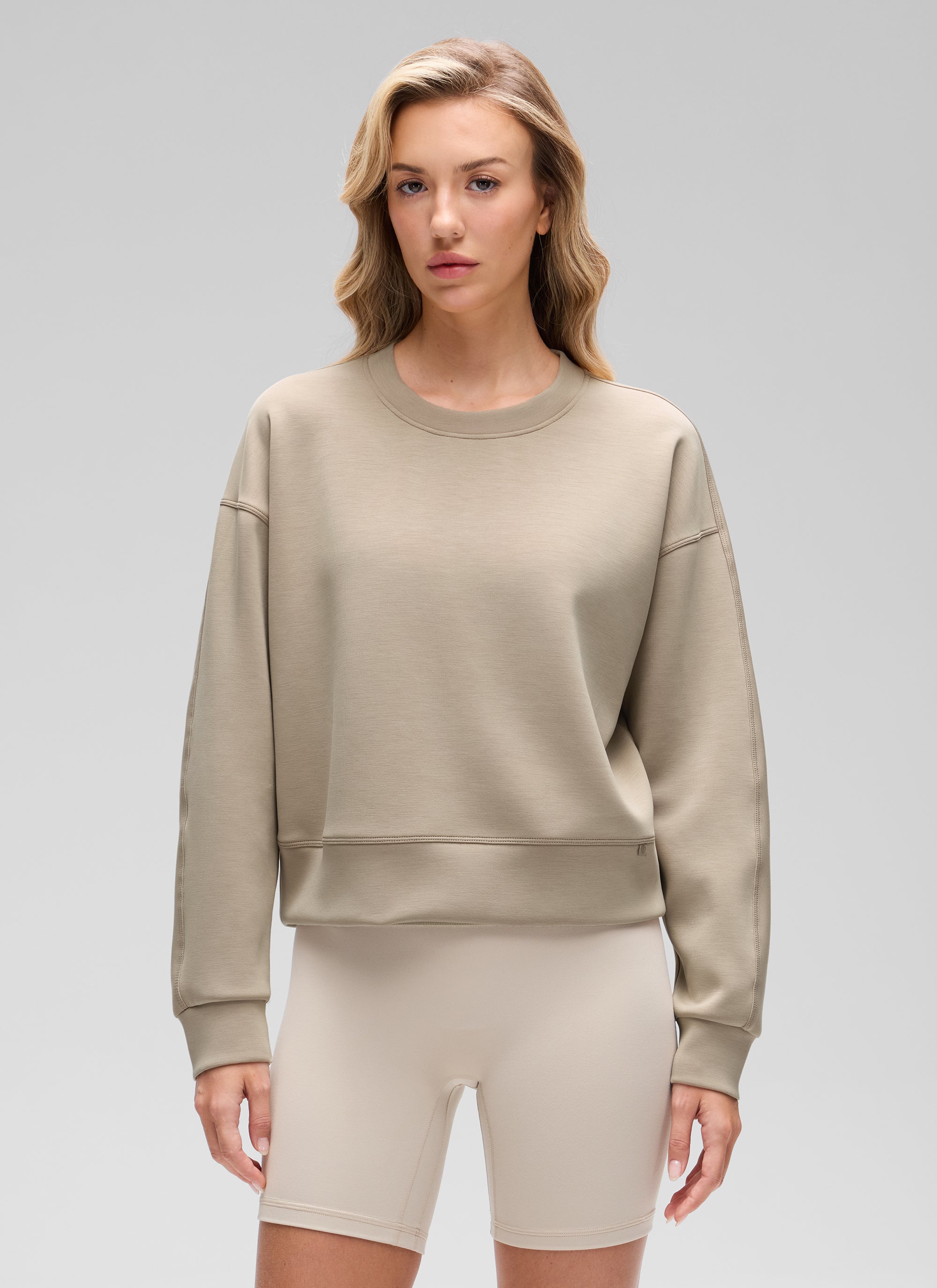 Women's plain crewneck sweatshirt with long sleeves and ribbed trims