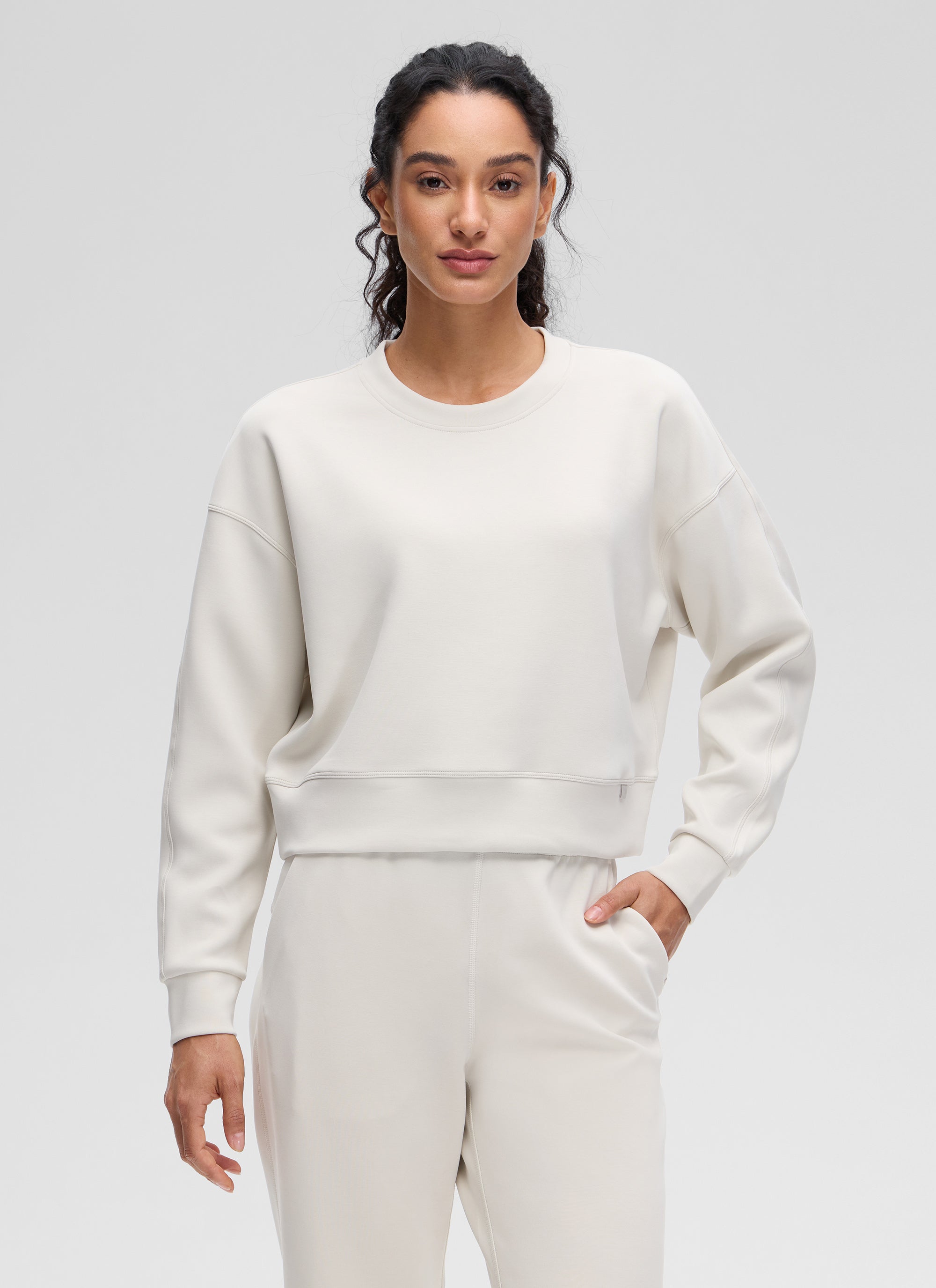 Women's plain crewneck sweatshirt with long sleeves and ribbed trims