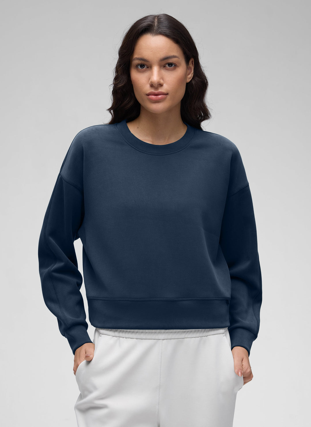 Women's plain crewneck sweatshirt with long sleeves and ribbed trims