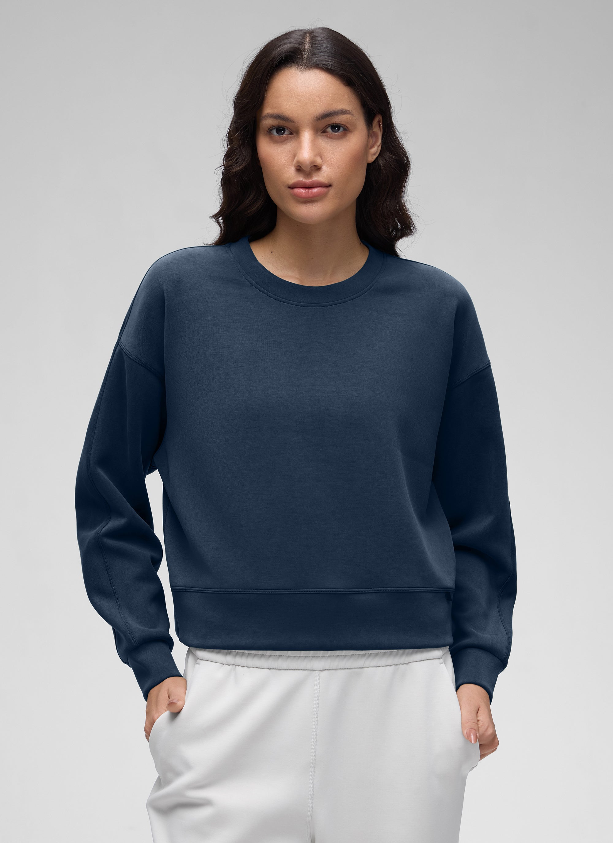 Women's plain crewneck sweatshirt with long sleeves and ribbed trims