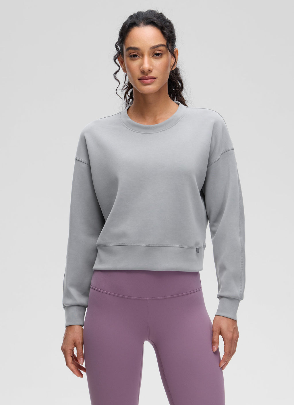 Women's plain crewneck sweatshirt with long sleeves and ribbed trims