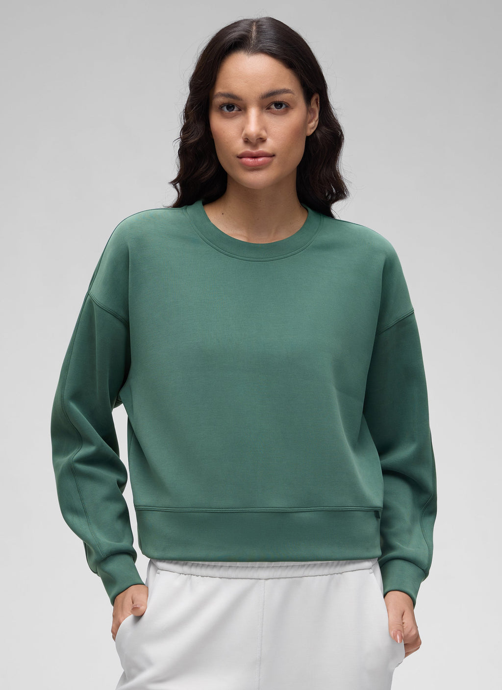 Women's plain crewneck sweatshirt with long sleeves and ribbed trims