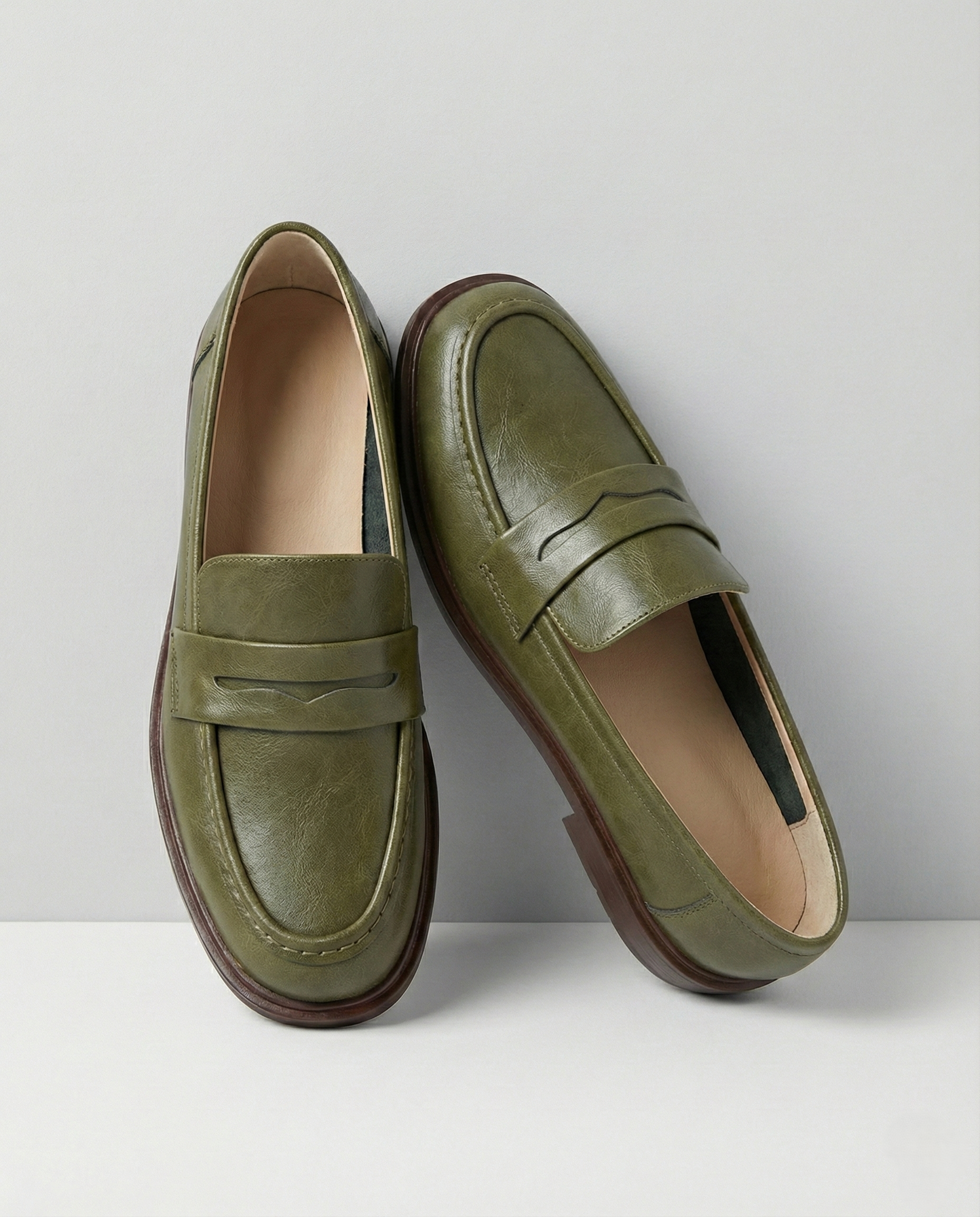 Women's penny loafers with apron stitching and low heel
