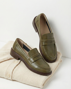 Women's penny loafers with apron stitching and low heel
