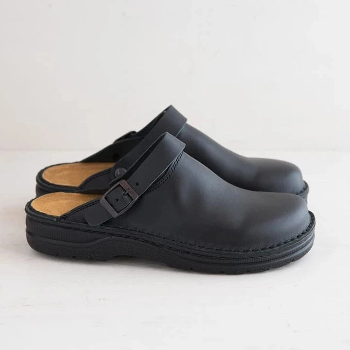 Unisex closed-toe clog sandals with buckle straps and contoured footbeds