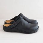 Unisex closed-toe clog sandals with buckle straps and contoured footbeds