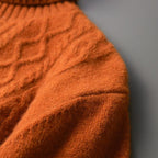Men's long-sleeved cable knit roll neck jumper with ribbed trims