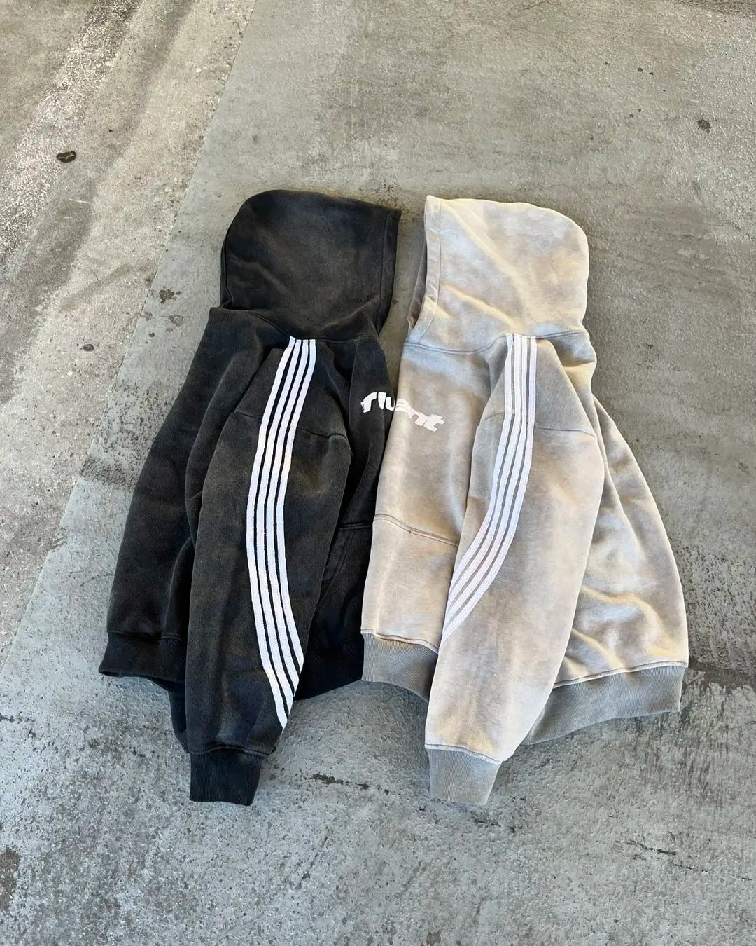 Unisex hooded sweatshirt with contrasting sleeve stripes