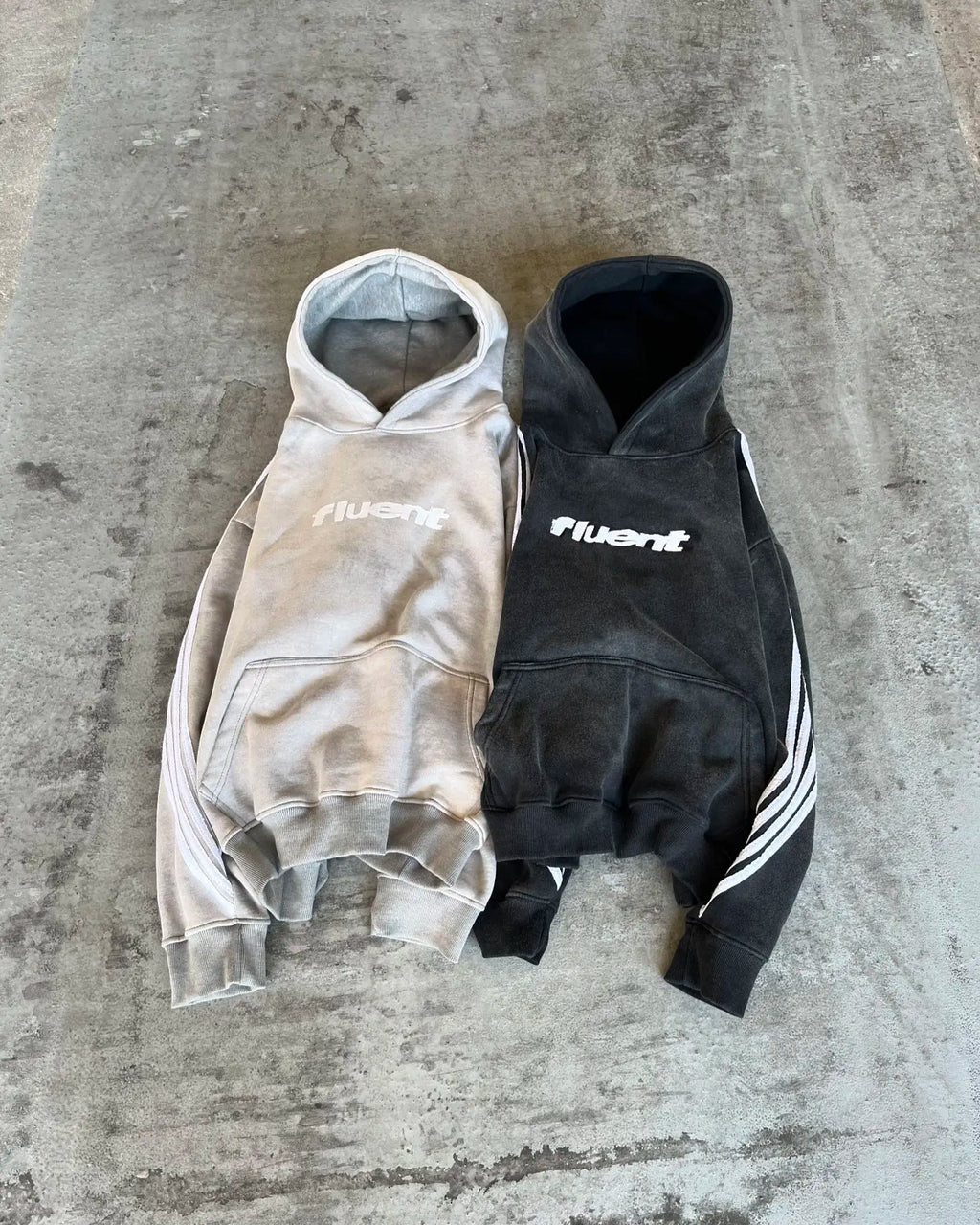 Unisex hooded sweatshirt with contrasting sleeve stripes