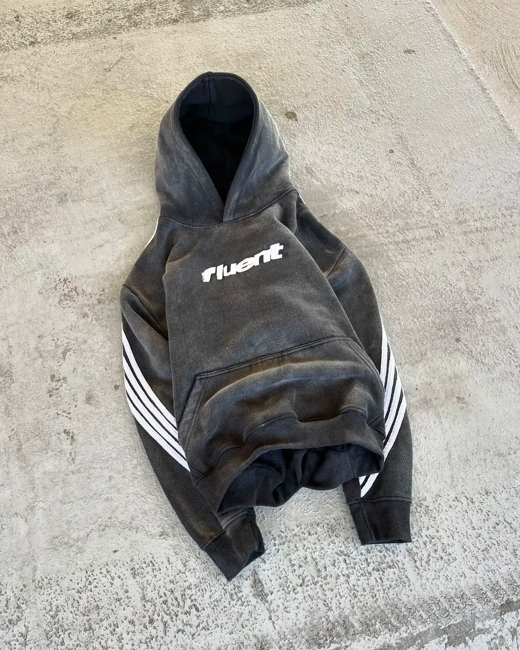 Unisex hooded sweatshirt with contrasting sleeve stripes