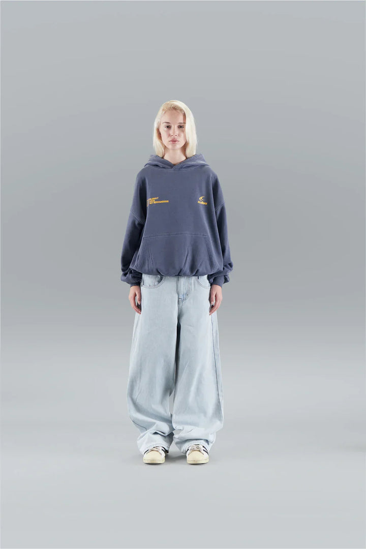 Unisex hooded sweatshirt with long sleeves, front pouch pocket and chest logo details