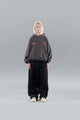 Unisex hooded sweatshirt with long sleeves, front pouch pocket and chest logo details