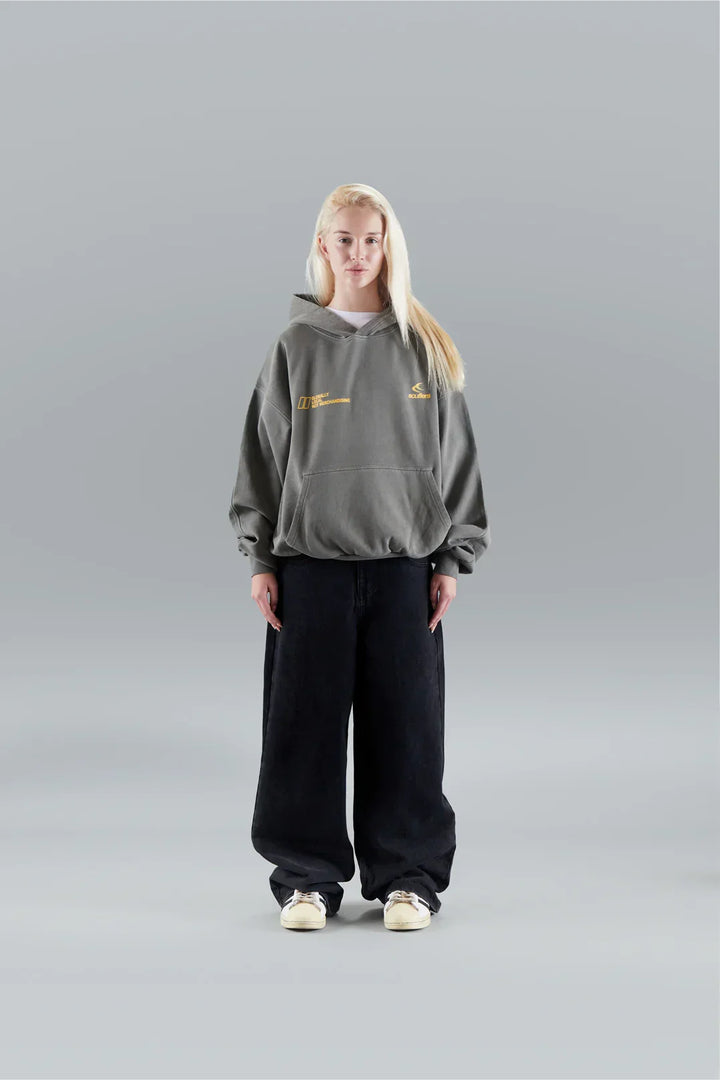 Unisex hooded sweatshirt with long sleeves, front pouch pocket and chest logo details
