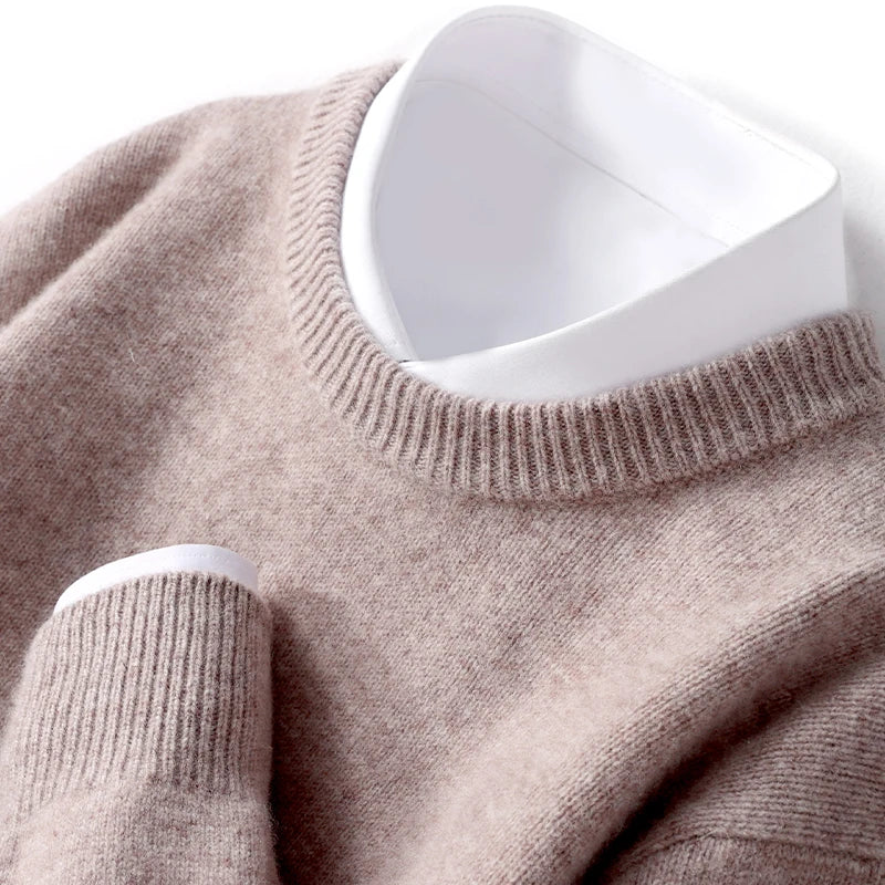 Men's fine-knit crew-neck jumper with long sleeves and ribbed trims