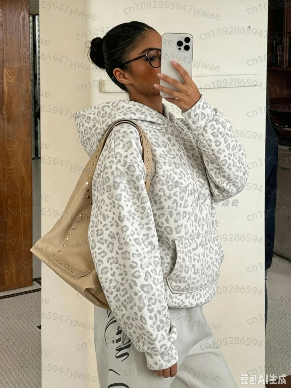 Women's oversized camouflage hoodie with hood and front kangaroo pocket