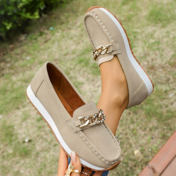Women's loafers with chunky chain detail and moc toe