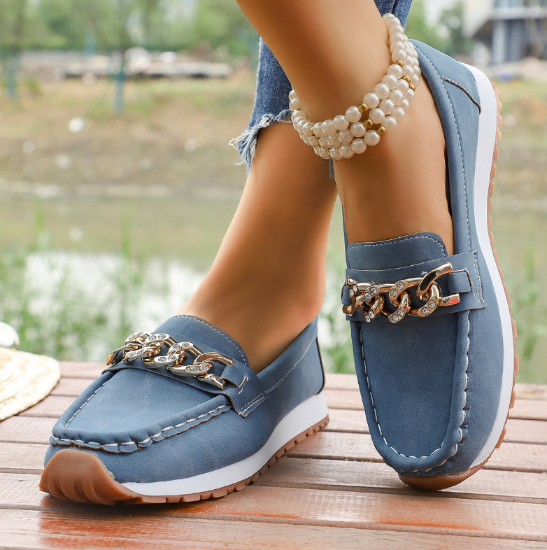 Women's loafers with chunky chain detail and moc toe