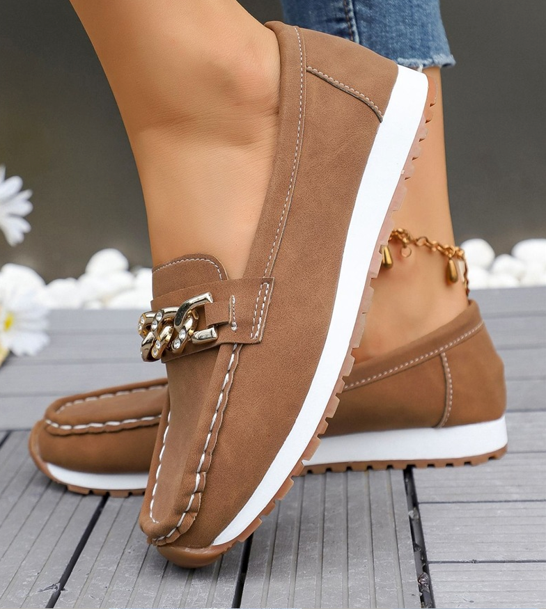 Women's loafers with chunky chain detail and moc toe