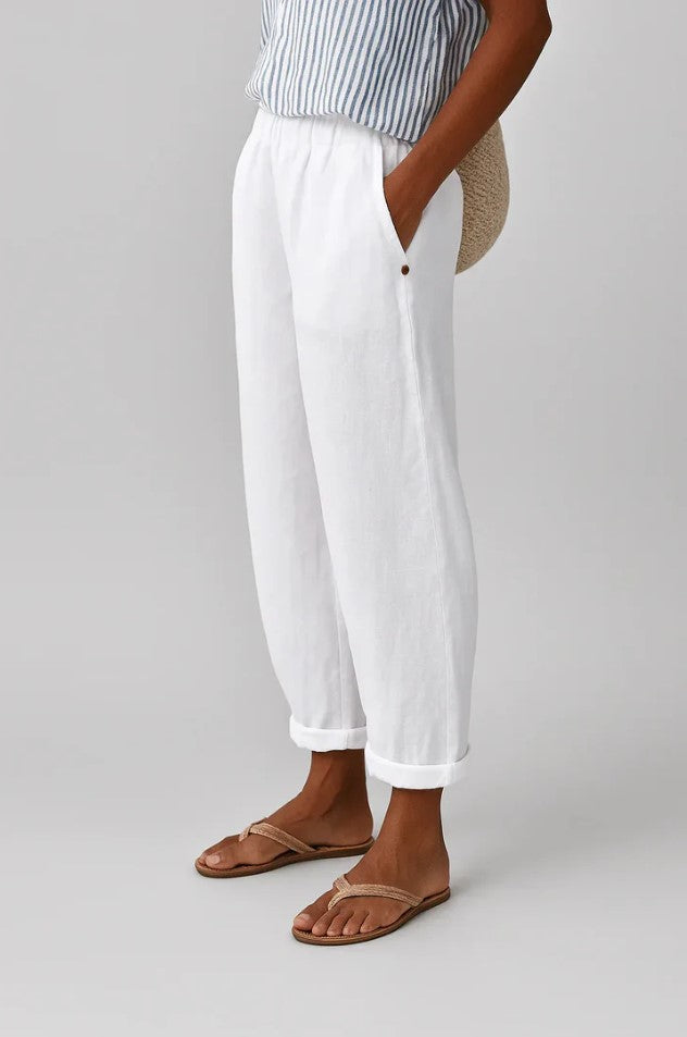 Women's cropped trousers with elastic waist and turn-up hems