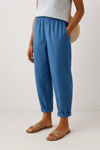Women's cropped trousers with elastic waist and turn-up hems