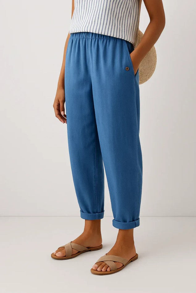 Women's cropped trousers with elastic waist and turn-up hems