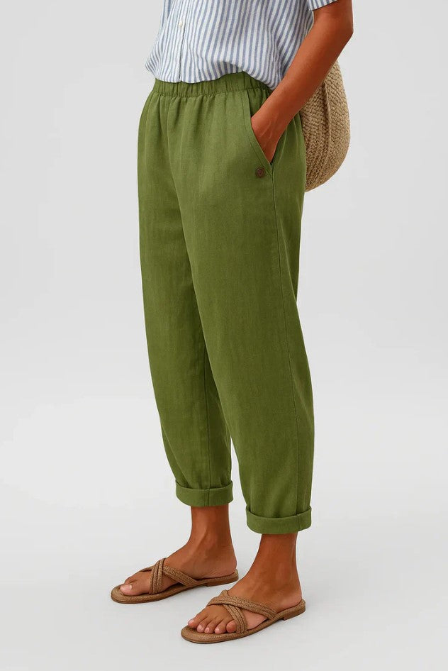 Women's cropped trousers with elastic waist and turn-up hems
