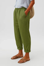 Women's cropped trousers with elastic waist and turn-up hems