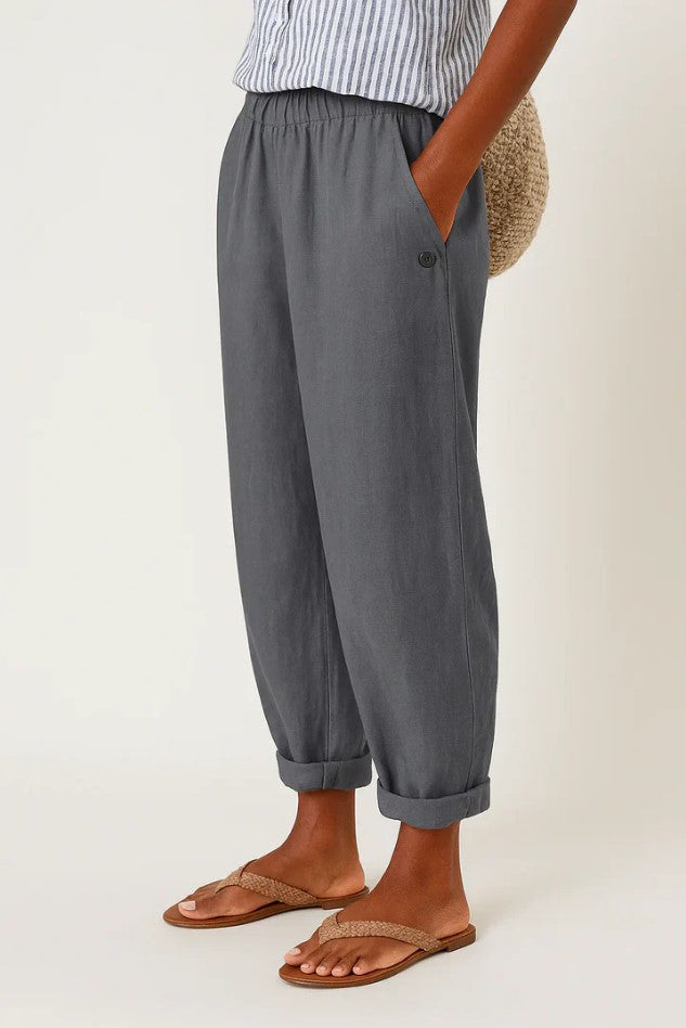 Women's cropped trousers with elastic waist and turn-up hems