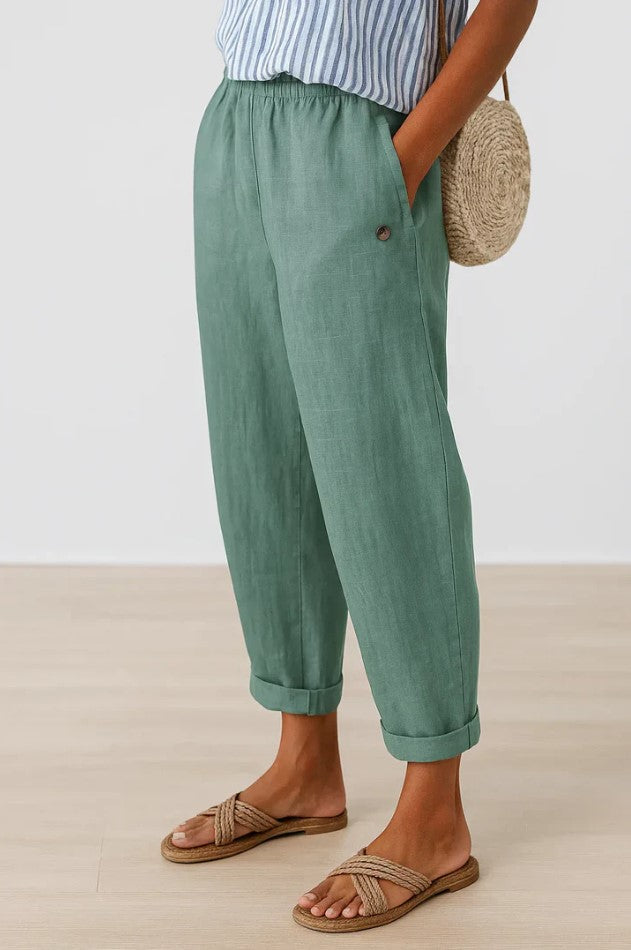 Women's cropped trousers with elastic waist and turn-up hems