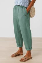 Women's cropped trousers with elastic waist and turn-up hems
