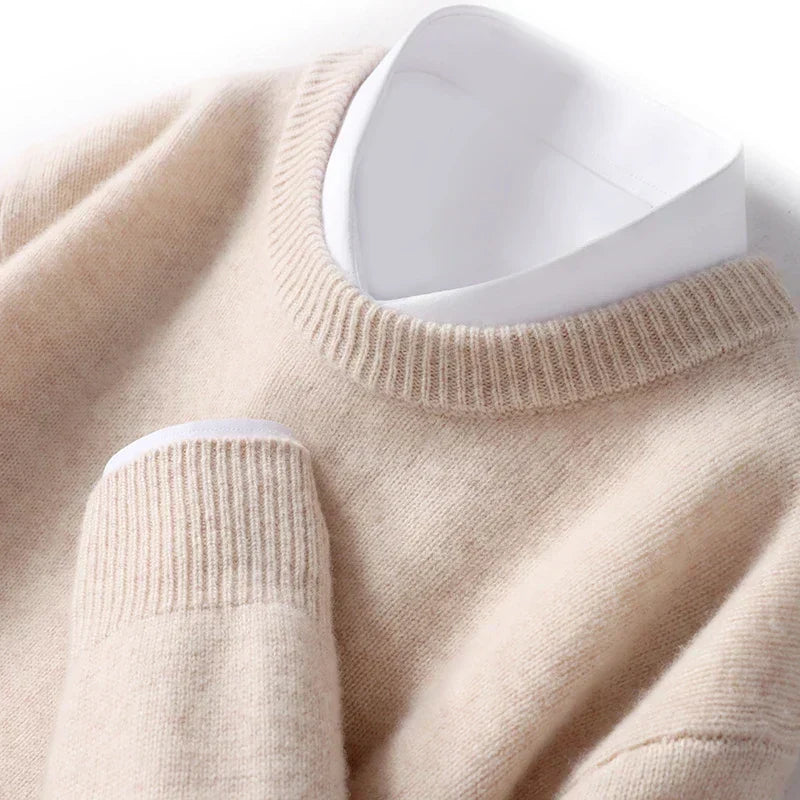 Men's fine-knit crew-neck jumper with long sleeves and ribbed trims