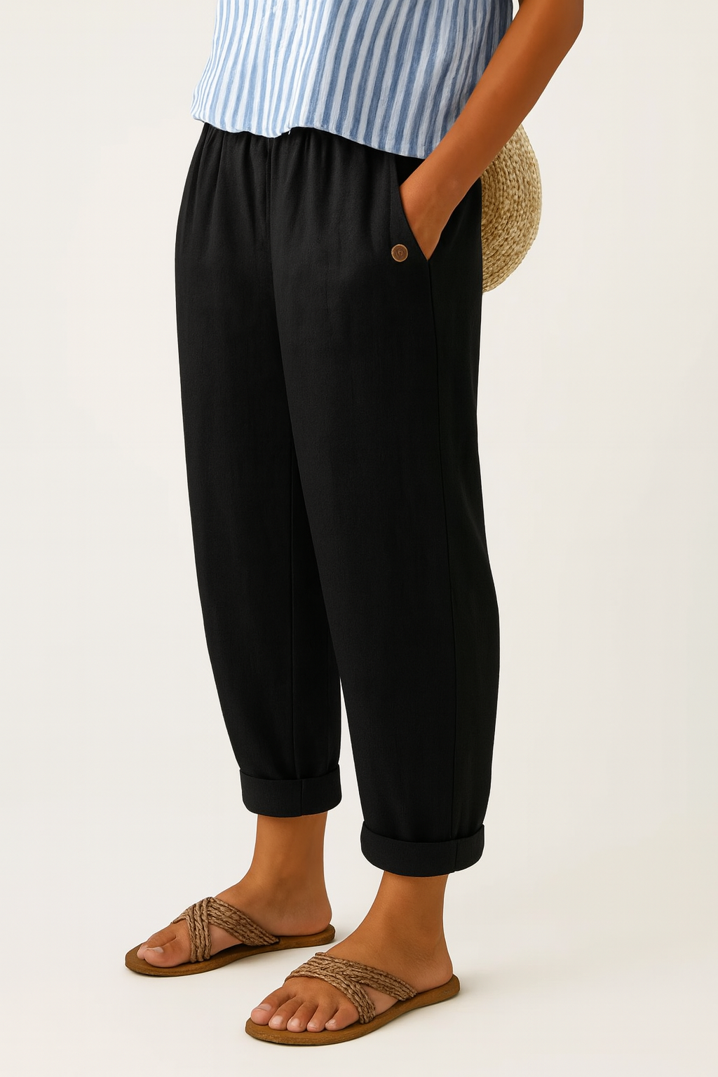 Women's cropped trousers with elastic waist and turn-up hems