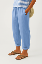 Women's cropped trousers with elastic waist and turn-up hems